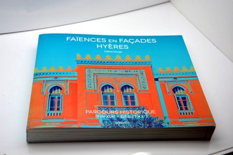 Livre "Faïences en façades Hyères" par Hélène Dauga